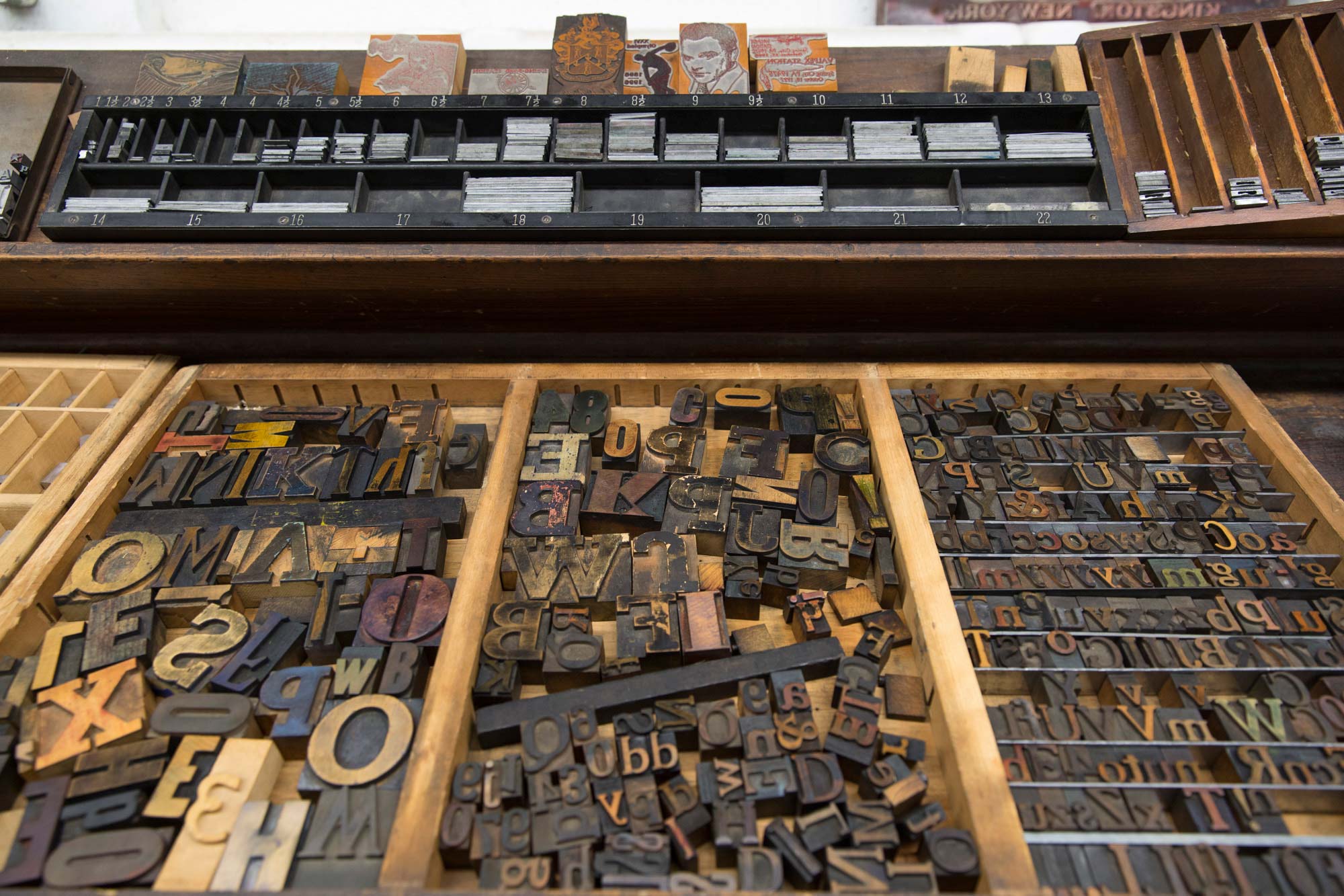 Common Press hosts regular programming, in which students can try their hand at letter press, work with visiting artists, and take place in demonstrations. There are also classes held in the Common Press studio, such as Typography and Cultures of the Book.